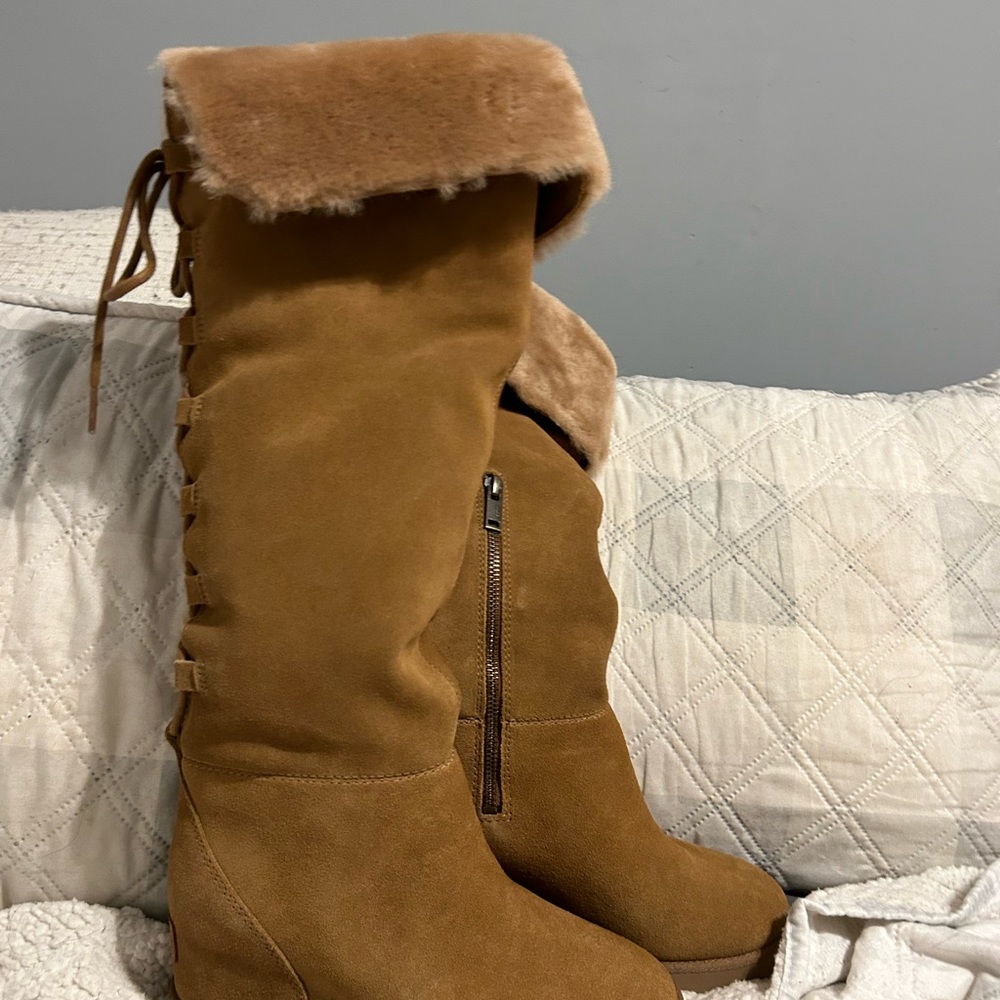 UGG PLUSH boots brand new never worn woman’s size 5 1/2 without box